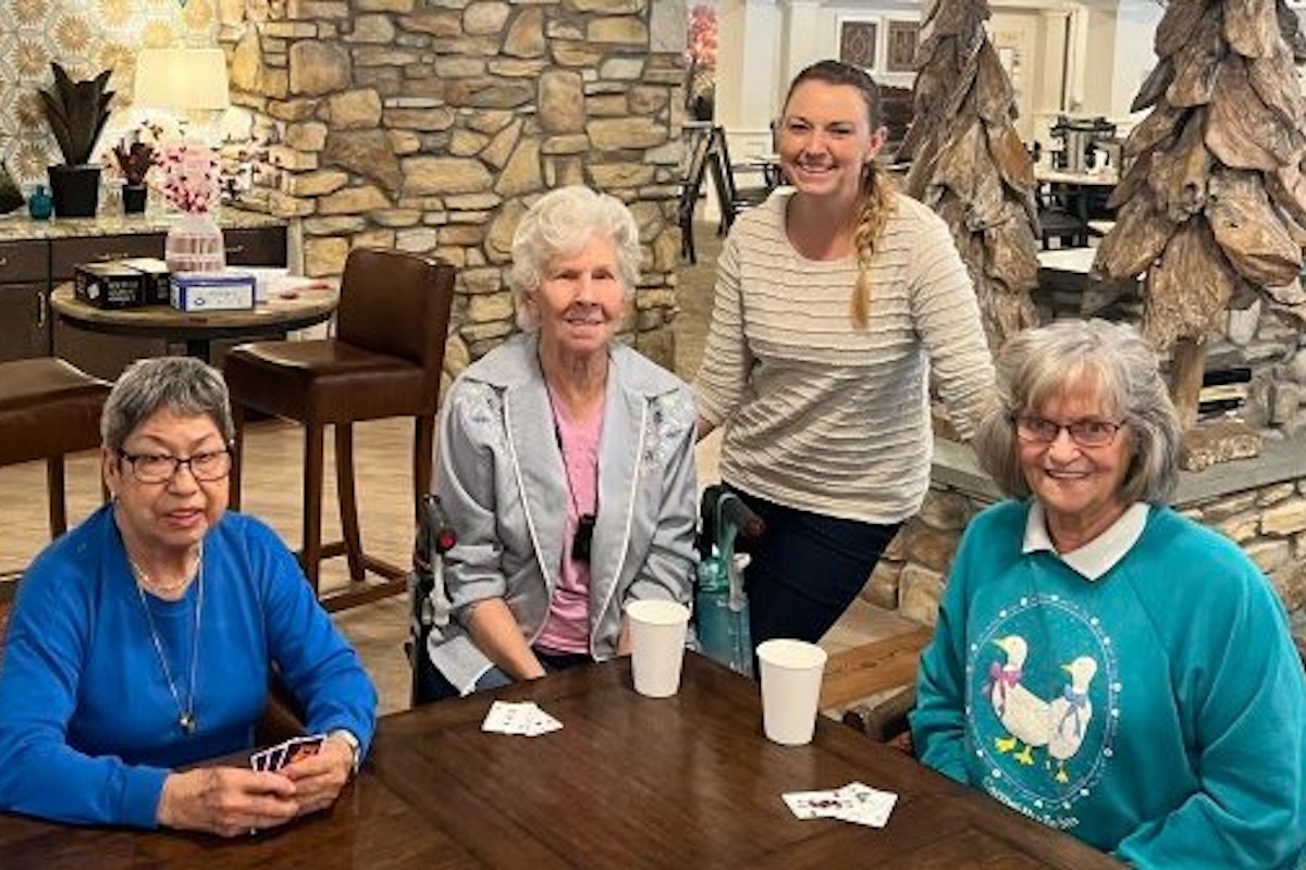 The Bluffs of Flagstaff | Senior residents enjoying a meal